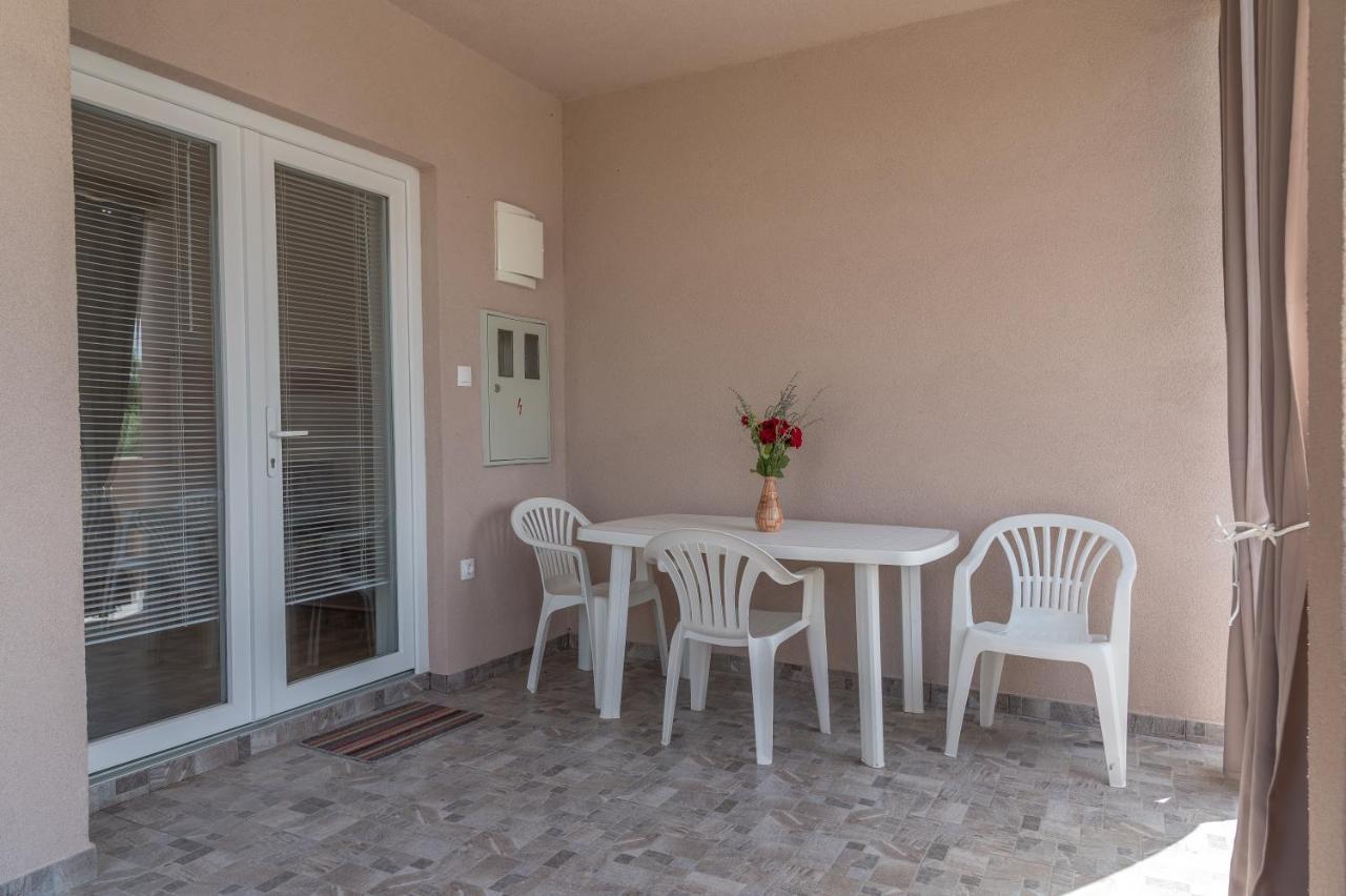 Apartmani Krzak นิน ภายนอก รูปภาพ