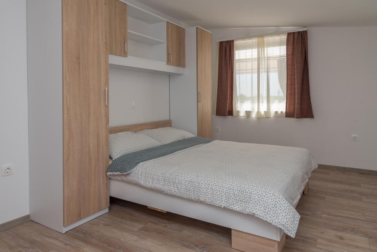 Apartmani Krzak นิน ภายนอก รูปภาพ