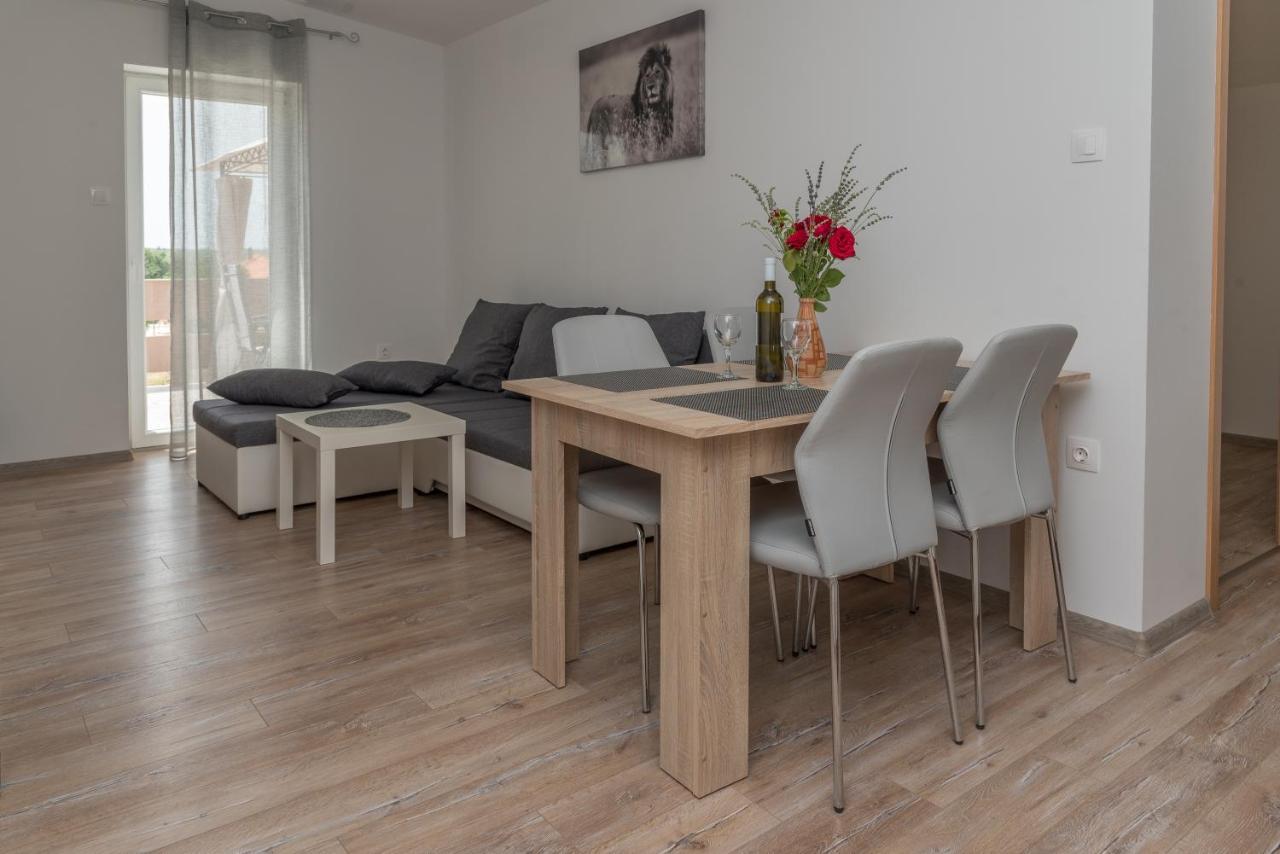 Apartmani Krzak นิน ภายนอก รูปภาพ